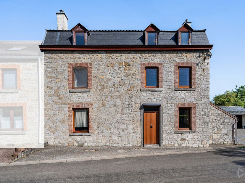 We Invest à le plaisir de vous présenter cette authentique maison en pierre de pays ! Située dans un cadre paisible, elle séduira les amateurs de char