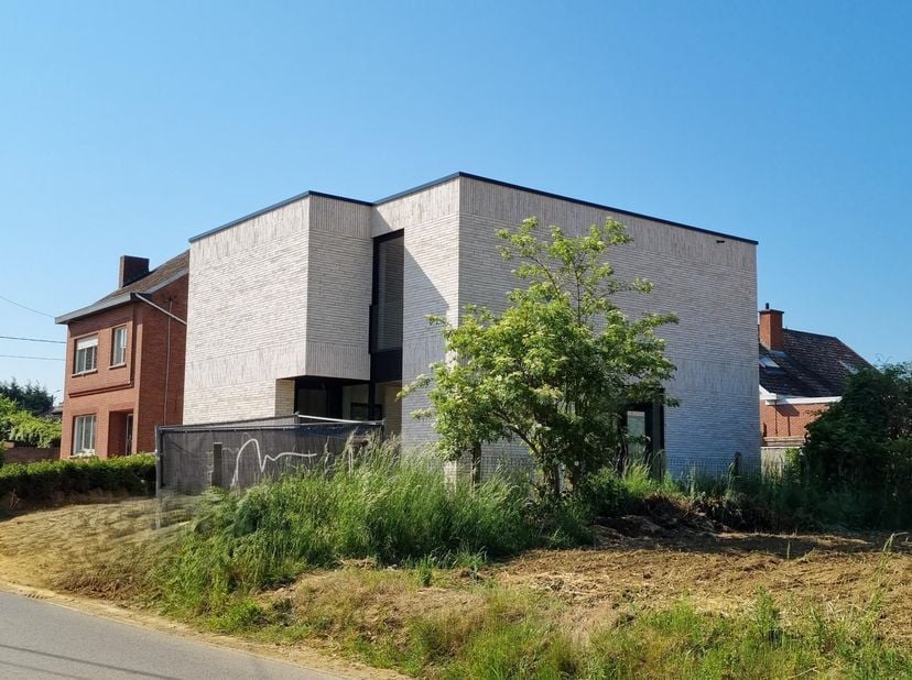 Rustig gelegen woning in een landelijke leefomgeving. Gunstige nabijheid van E314.&lt;br /&gt;
Deze vrijstaande woning, totale nieuwbouw, word is volledig a