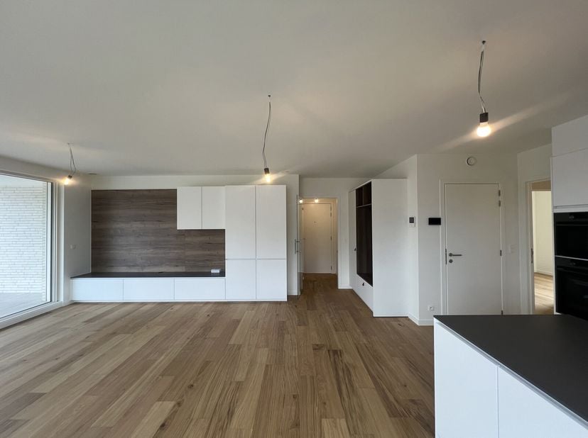 Op zoek naar een instapklaar, stijlvol afgewerkt nieuwbouwappartement? Dit prachtig appartement combineert hedendaags comfort met een doordachte indel