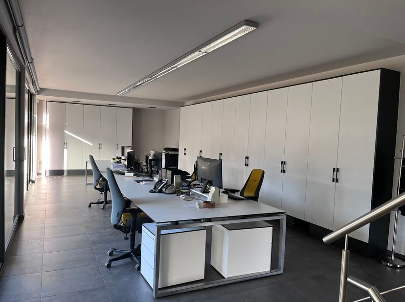 Kantoor/multifunctionele ruimte&lt;br /&gt;
Locatie: Gelegen op een toplocatie op slechts 5 minuten van de oprit E40 Wetteren en nabij de N42. Deze nieuwbou