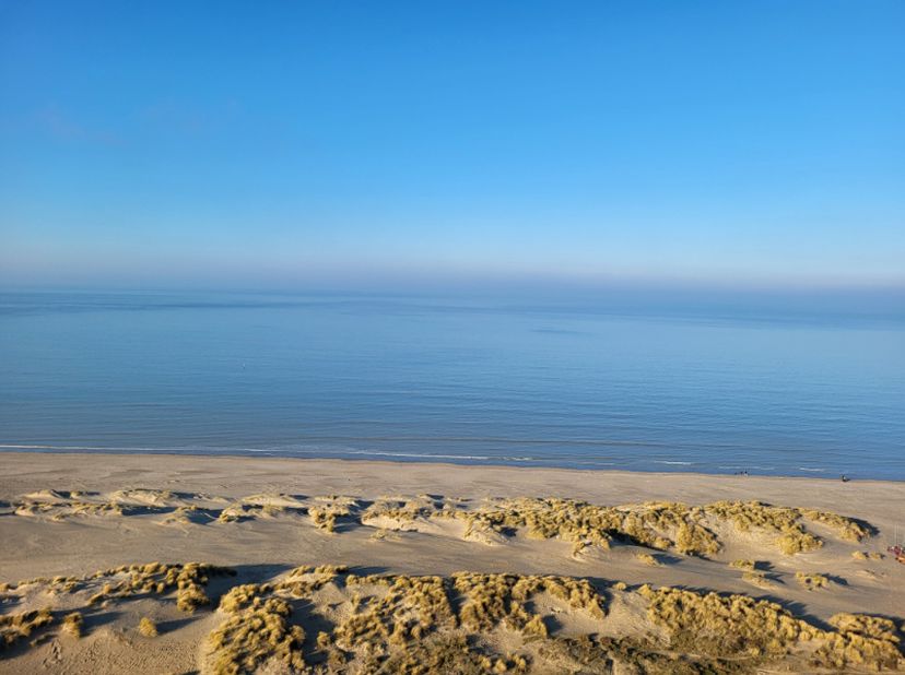 Appartement rénové avec belle vue sur la mer à vendre. L&#039;appartement qui a été entièrement rénové il y a quelques années est situé au 16ème étage de l