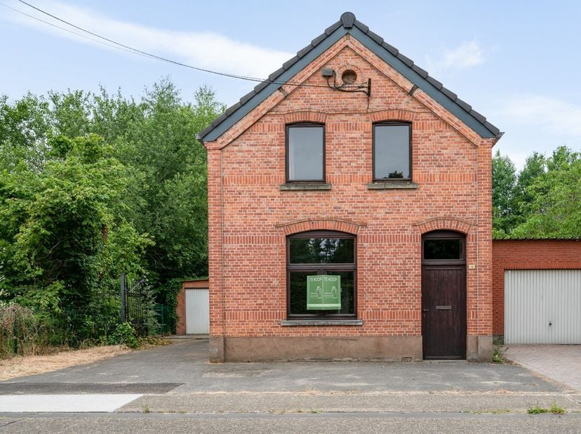 Deze te renoveren woning biedt heel wat potentieel voor wie op zoek is naar een betaalbare woning met karakter.&lt;br /&gt;
Je komt binnen via de inkomhal e