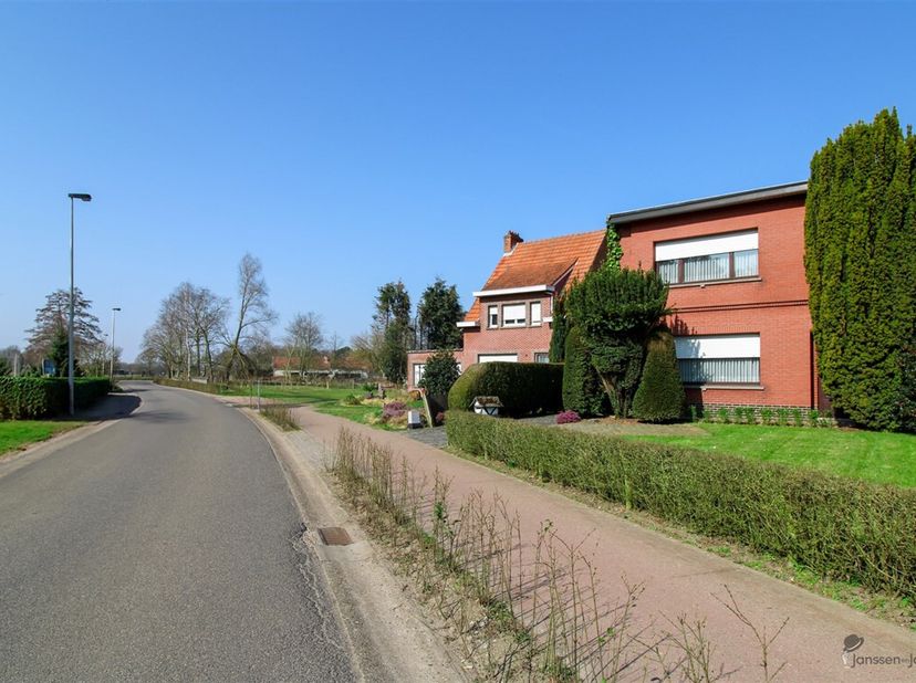 Bent u op zoek naar een open bebouwing op een groot perceel van 8.099 m². Hebt u uw weidedieren graag dichtbij uw woning, houdt u van een moestuin, we