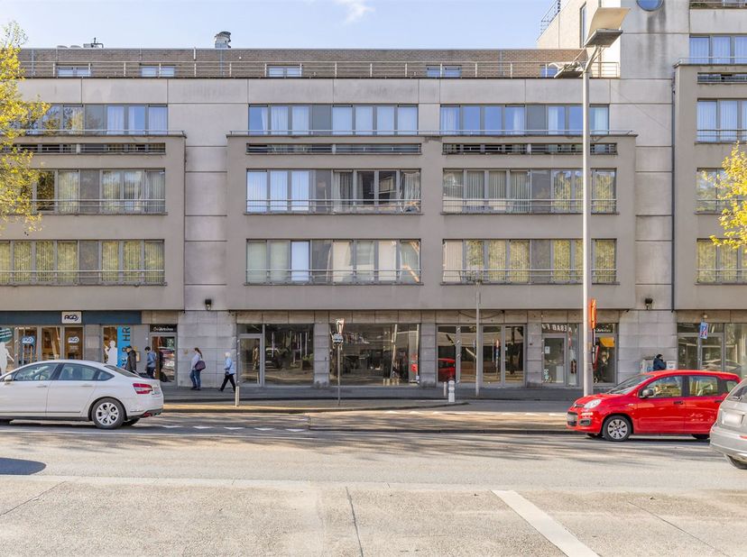 IDEALIS VASTGOED – Extra ruim handelspand (+-500m²!!!) met tal van mogelijkheden op een extra centrale, commerciële zichtlocatie te midden van het cen