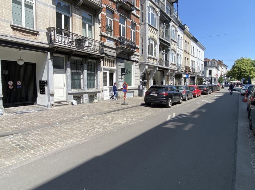 ELSENE - Beveiligde en overdekte parkeerplaats, aan de achterkant van de binnenplaats, ideaal gelegen in de wijk Kastelein. Geen kosten. Exclusief te