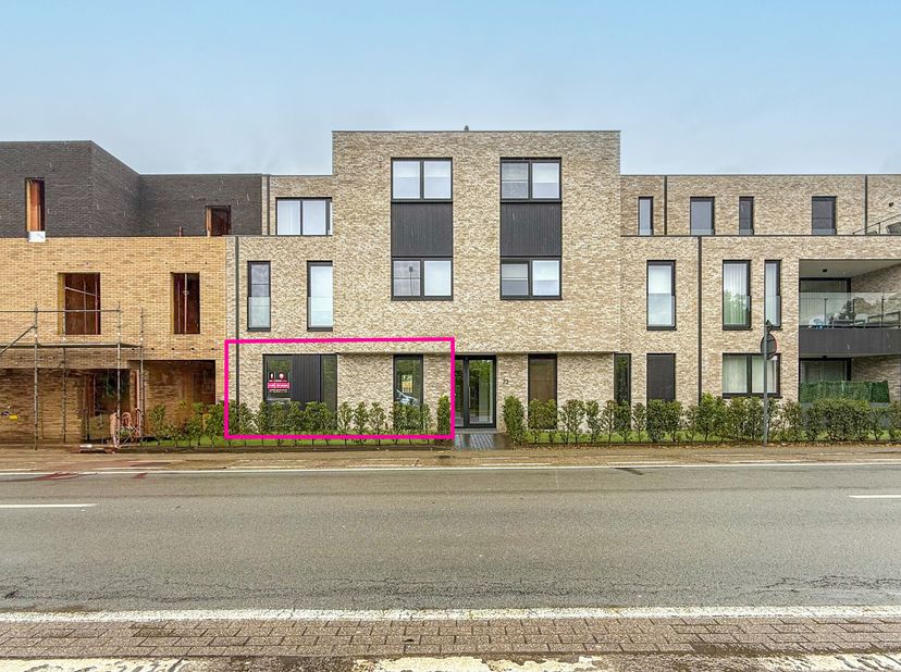 Dit instapklare, zeer recent gebouwde gelijkvloers appartement uit 2023 is gelegen op een uitstekende locatie net buiten het centrum van Heusden. De l