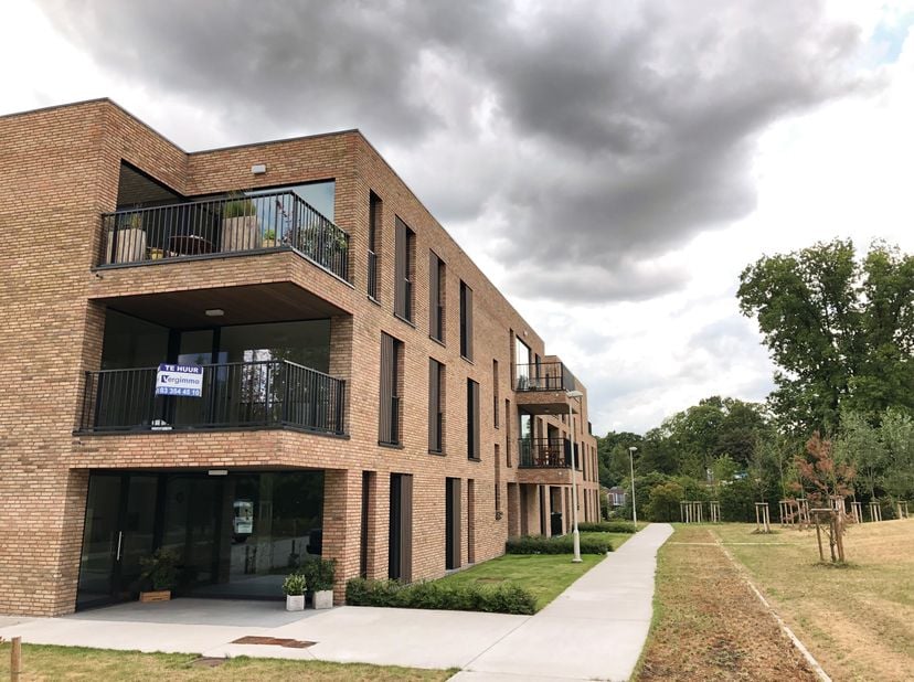 Zeer energiezuinig modern appartement (vloerverwarming, goede isolatie, isolerende beglazing, houten lamellen als zonwering = lage stookkosten) met ve