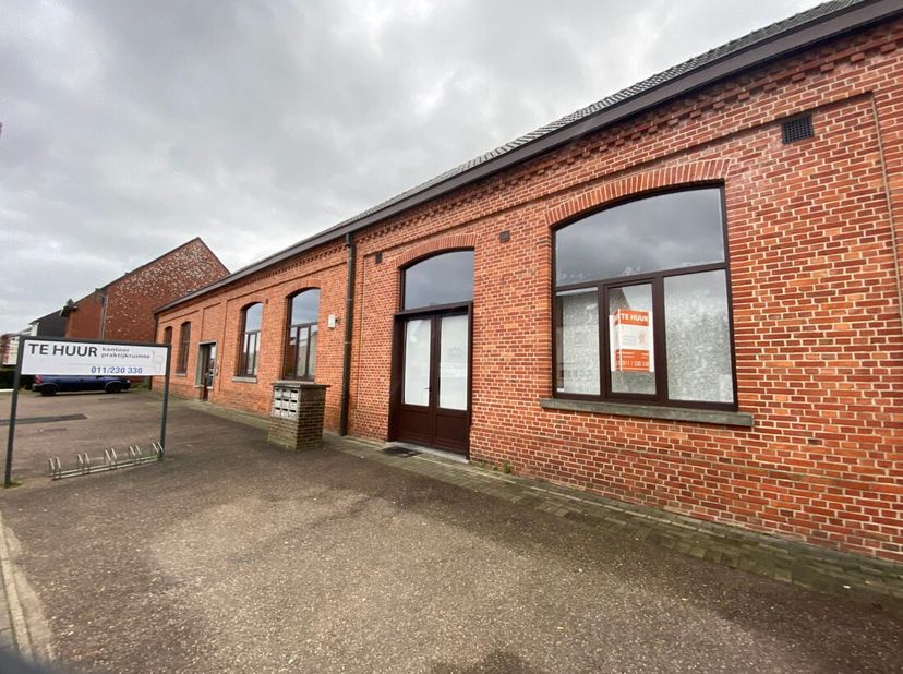 Een commercieel gelegen kantoorruimte te Zolder.&lt;br /&gt;
Dit pand heeft een oppervlakte van +/- 90m² en bestaat buiten de kantoorruimte tevens uit een b