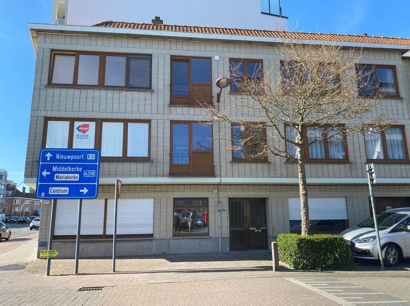Verzorgd twee slaapkamer appartement gelegen te Mariakerke. Lichtrijke living met sier open haard. Ingerichte keuken met dampkap, oven en elektrische