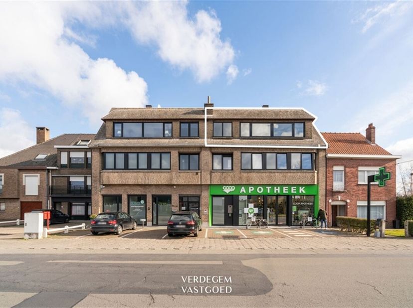 Ligging&lt;br /&gt;
In de nabijheid van winkels, scholen en bus, vind je dit ruim appartement van 106m².&lt;br /&gt;
De bereikbaarheid is een troef want je bent s