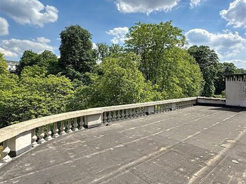 Idéalement situé à deux pas de la place Brugmann, de la Place du Châtelain, proche de l&#039;école européenne, des transports en commun et de toutes autres