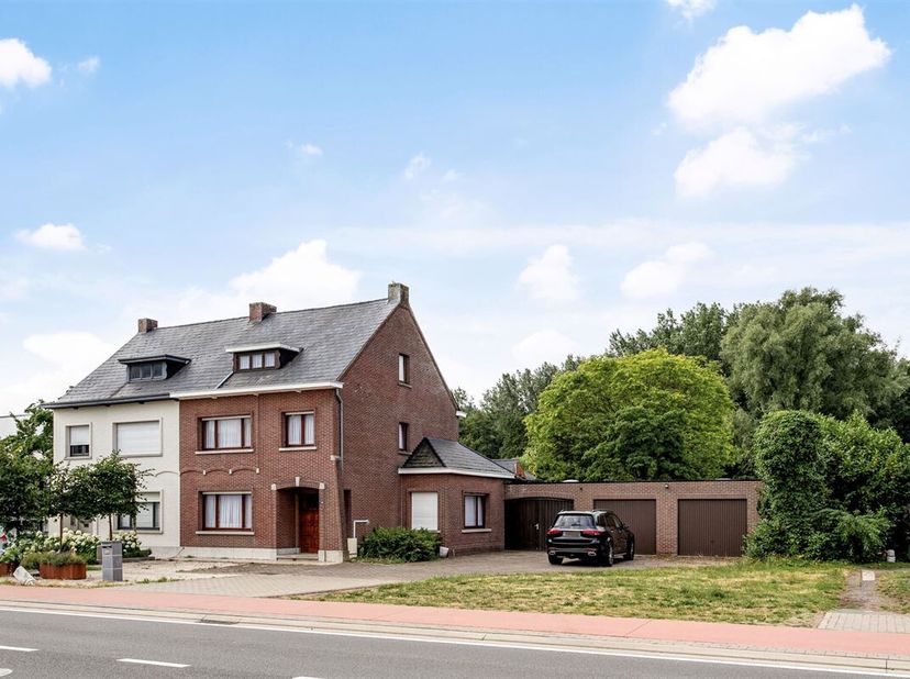 VERRASSEND RUIME (252m²), CHARMANTE WONING OP 1018m² TEGEN AGRARISCH GEBIED&lt;br /&gt;
Deze charmante, ruime woning biedt u volgende troeven:&lt;br /&gt;
- Leuke