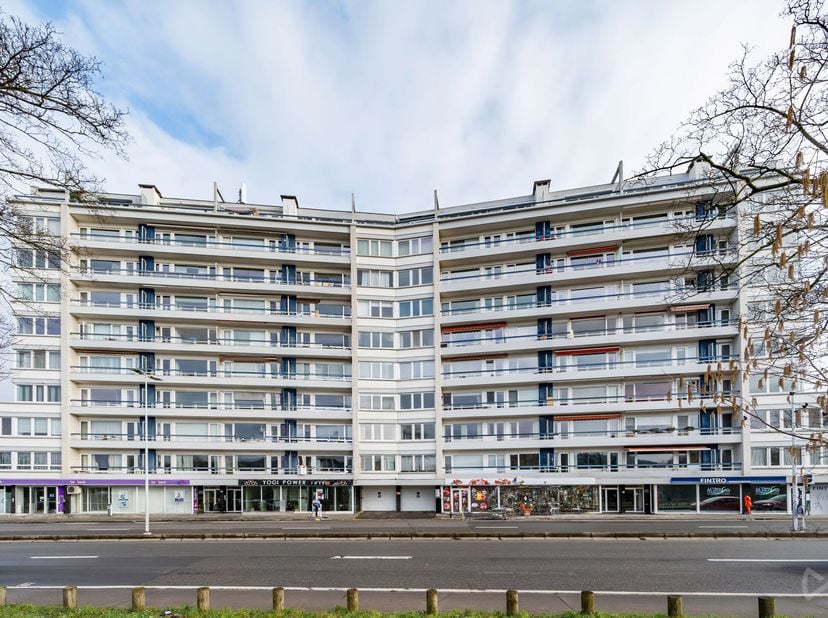 We Invest Liège et Sébastien ont le plaisir de vous présenter cet appartement lumineux avec vue sur lOurthe, idéalement situé à deux pas du centre de