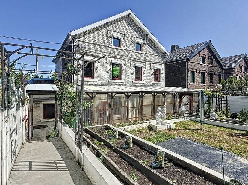 Située à Ougrée à proximité immédiate des commodités, Cette spacieuse maison, en retrait de la rue dans un environnement calme et serein, offre une su