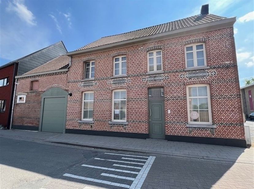 Dit charmante pand in Tisselt biedt de perfecte mix van traditioneel karakter en moderne luxe. Met een bewoonbare oppervlakte van 232m², geniet u van