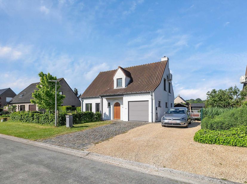 Welkom in deze charmante, gerenoveerde woning, gelegen in een rustige, kindvriendelijke wijk.&lt;br /&gt;
De woning staat op een mooi perceel van 600 m² en
