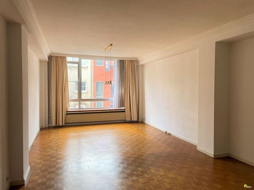 Op het gezellige Antwerpse Zuid vlakbij restaurants, cafés en het KMSKA vinden we dit prachtig 2-slaapkamer appartement op de 1ste verdieping.&lt;br /&gt;
I