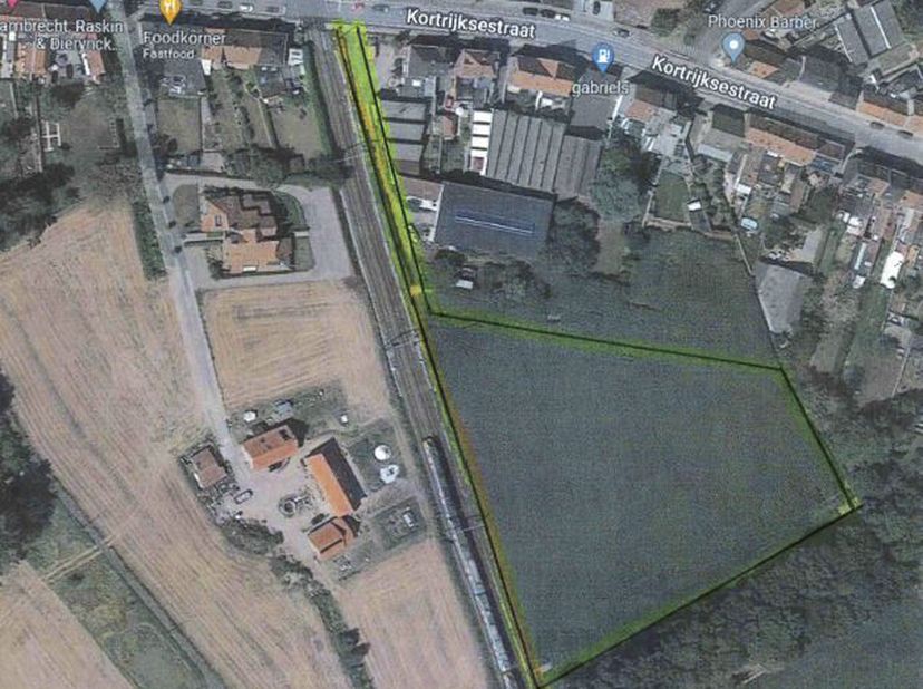 Perceel grond van maar liefst 10.400 m² aan de Kortrijksestraat in Heule, op een boogscheut van het centrum van het bruisende Heule en op slechts 5 mi