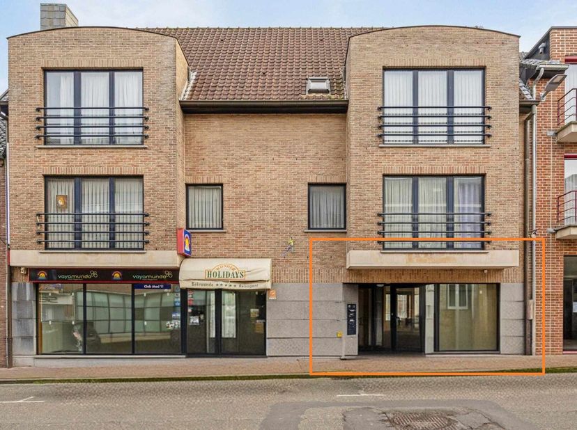 Ruim handelspand nabij centrum Zottegem&lt;br /&gt;
Gelegen op een gunstige locatie met een uitstekende bereikbaarheid, in het hart van Zottegem, omringd do