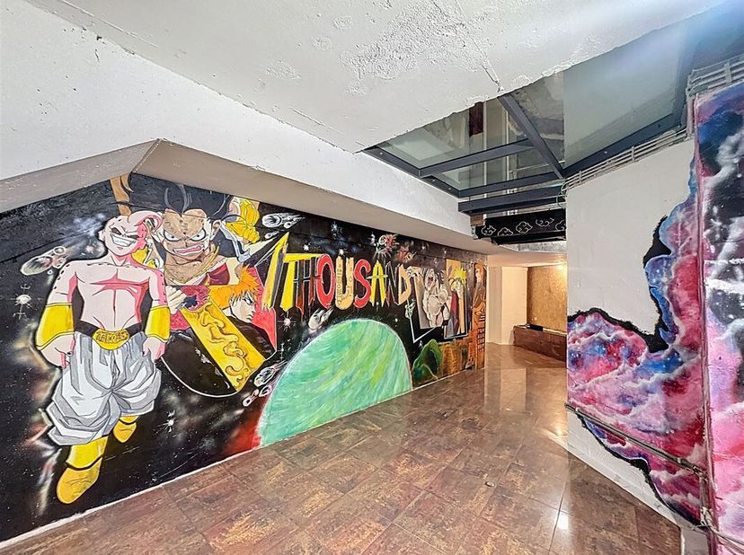Midden in het centrum van Brussel - Commercieel gelijkvloers omgebouwd tot een +/-140m² opnamestudio - Als volgt samengesteld: op het gelijkvloers/3 v