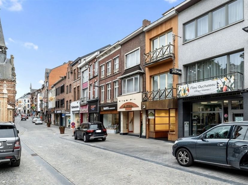 KNAP HANDELSPAND MET EEN APART VERHUURD APPARTEMENT IN HET CENTRUM VAN SINT-TRUIDEN &lt;br /&gt;
Vooraan in de Stapelstraat, veruit de bekendste winkelstraa