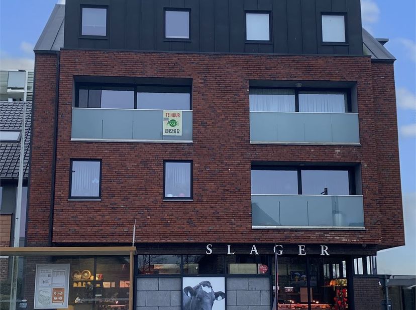Dit ruime en goed gelegen recent appartement biedt alles wat u nodig heeft voor comfortabel wonen in Asse. Het appartement bevindt zich deels op de tw