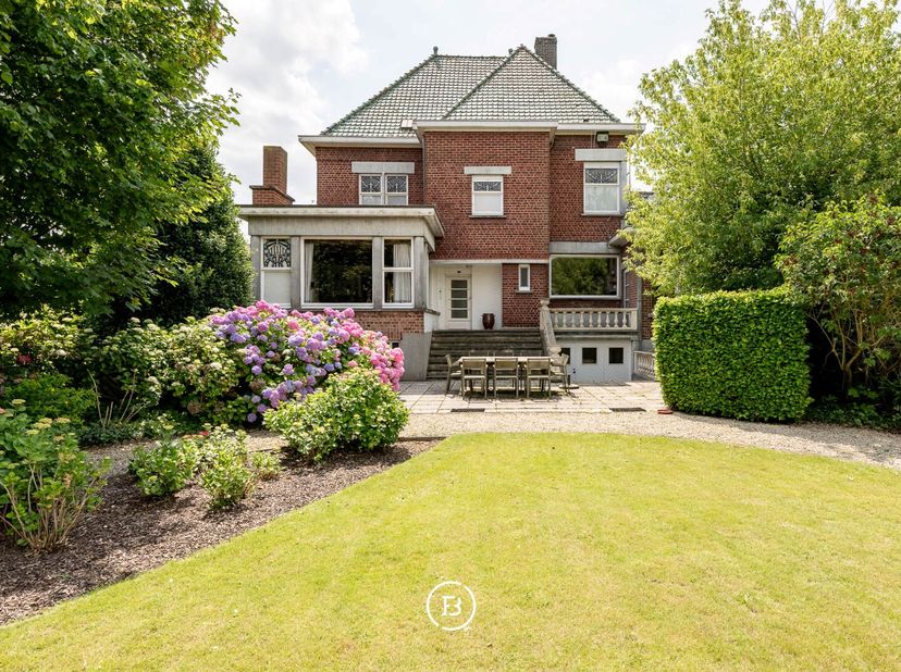 Deze karaktervolle woning, gelegen op een perceel van 2.797 m², biedt uitzonderlijk veel ruimte en authenticiteit.&lt;br /&gt;
U komt de woning binnen via d