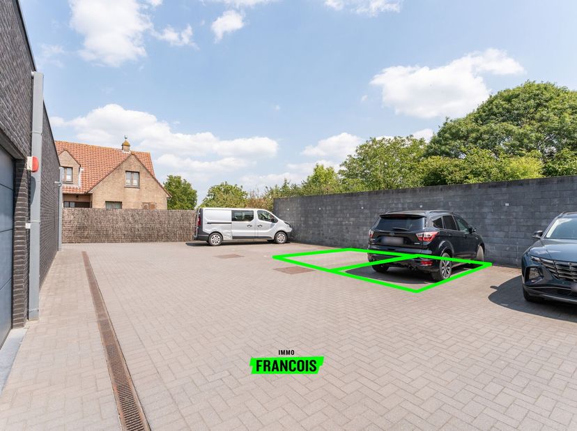 Deze staanplaatsen bevinden zich langs de vaart te Oudenburg op een steenworp van het centrum.&lt;br /&gt;
Er zijn twee aanpalende staanplaatsen mogelijk. D