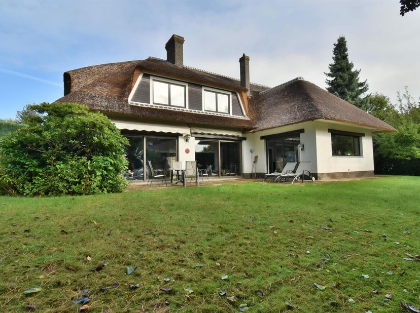 Prachtige gerenoveerde villa ideaal en zeer rustig gelegen in de residentiële Marnixwijk. De woning biedt een gemakkelijke verbinding naar Brussel en