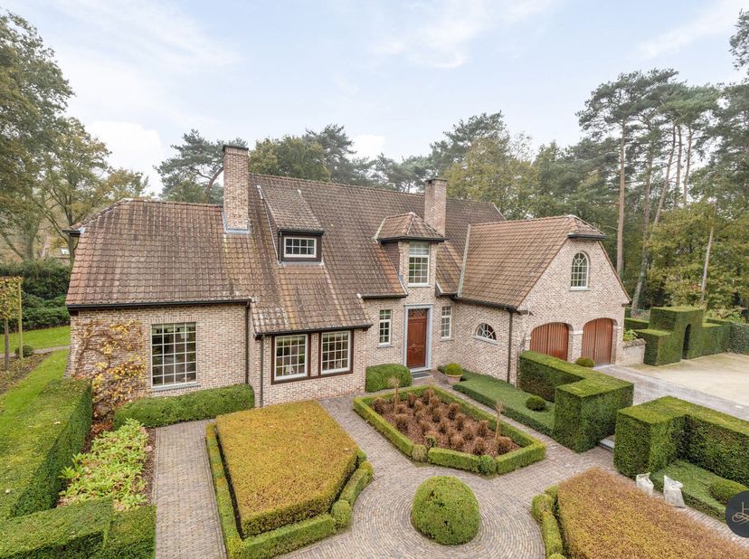 Deze charmante villa is gelegen op een prachtig achterliggend perceel te Keerbergen. Dankzij deze centrale ligging bevinden winkels, scholen, openbaar