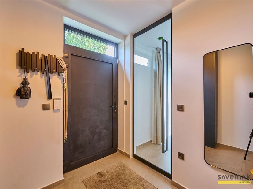 Ontdek deze prachtige woning in het zuidelijkste punt van Lommel, waar ruimte en modern comfort hand in hand gaan. Met vijf ruime slaapkamers biedt de