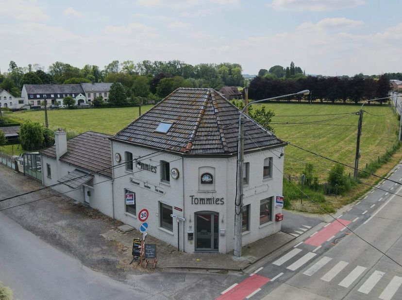 Deze horeca zaak is gelegen aan de rand van Ieper en is een zeer goeie invalbasis voor de verschillende nabij gelegen wandel- en fietsroutes. Met Dikk