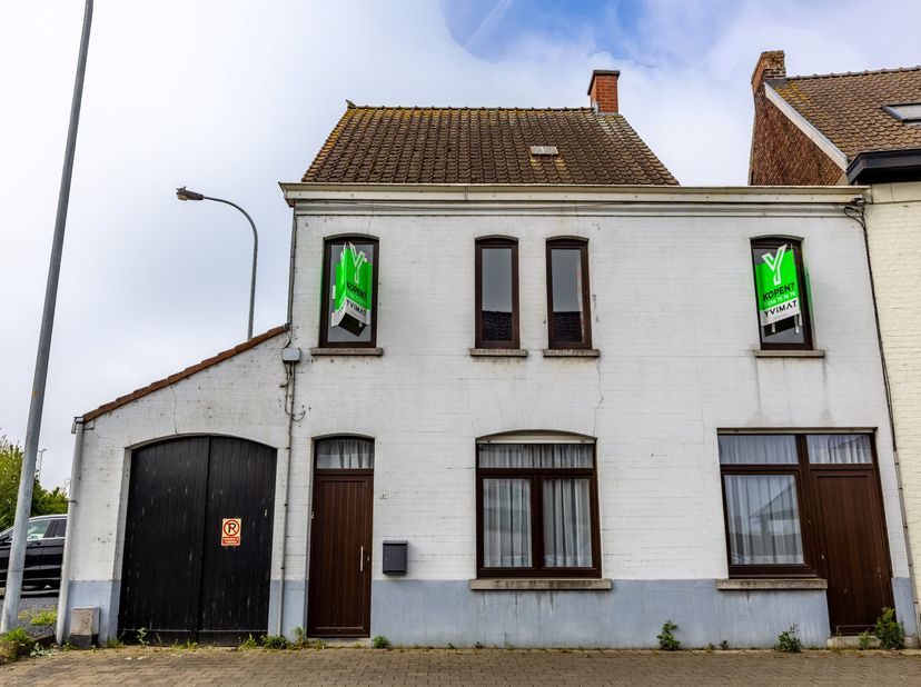Te renoveren halfopen bebouwing met tal van mogelijkheden in Ruien  aan de voet van het Kluisbos!&lt;br /&gt;
Ontdek deze charmante halfopen woning met enor