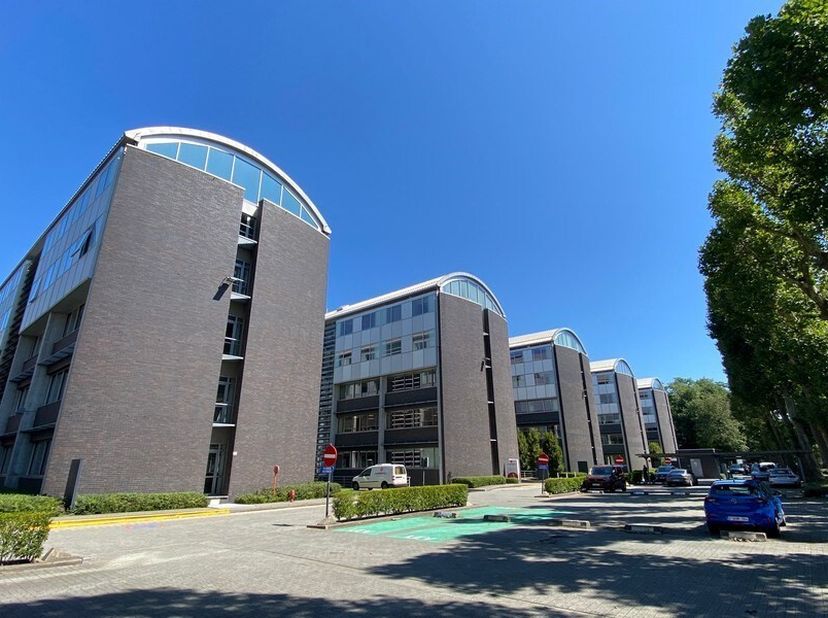 384m² kantoren op gelijkvloers in blok B&lt;br /&gt;
Ligging: vlakbij afrit E40 en R4 met vlotte verbinding naar E17; bushalte voor inkom&lt;br /&gt;
Specificatie