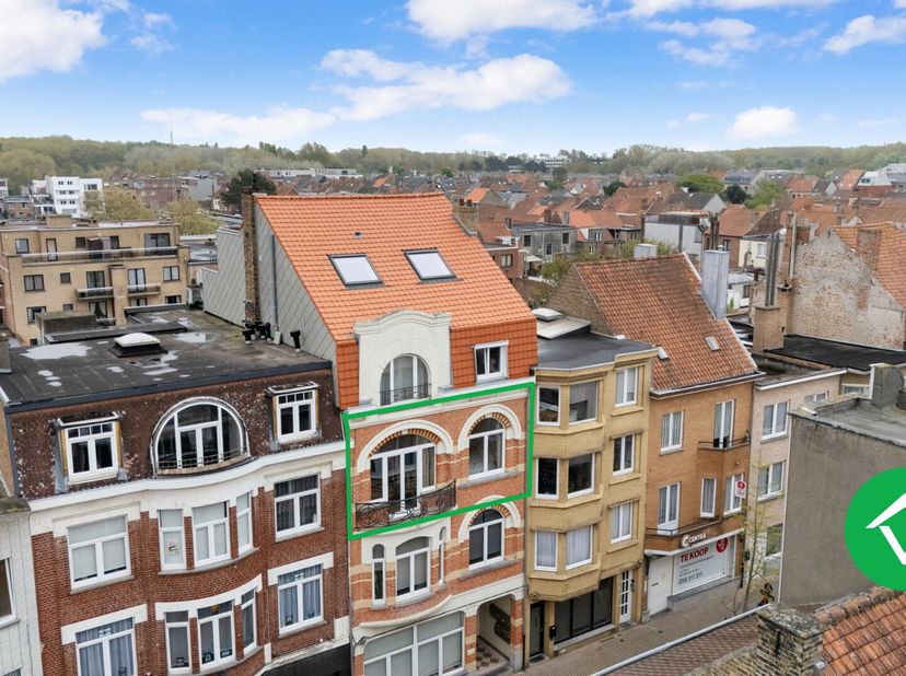 Dit instapklaar appartement is gelegen op de 2de verdieping van een kleine residentie en bestaat uit: living met balkon - keuken - toilet - berging -