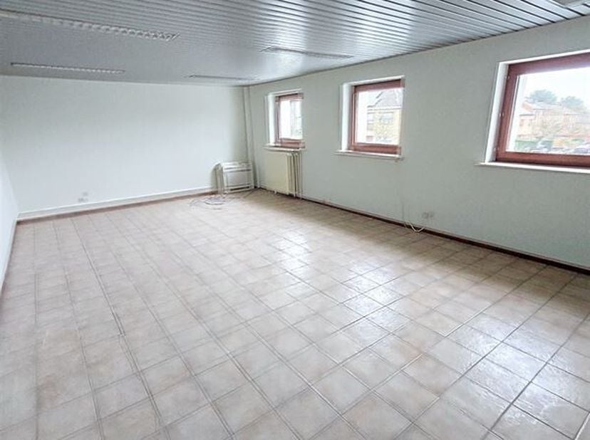 IMMOSCHMIDT (Réf. 28842) - WSE - LIBRE IMMÉDIATEMENT : Surface de bureau de 125m2 situé dans un zoning de bureaux. Il se compose d&#039;un grand bureau pri