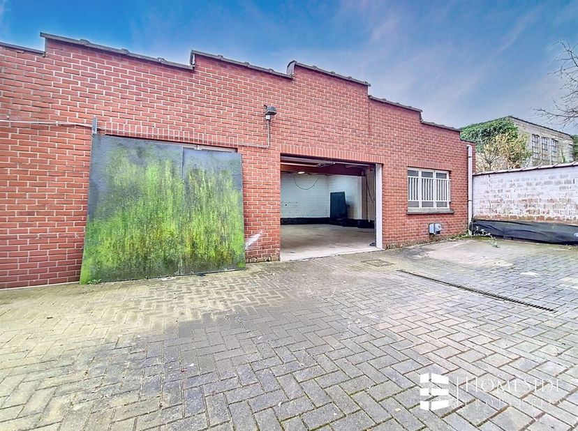 Diegem - A proximité des transports, des grands axes et des commerces.&lt;br /&gt;
ESPACE ATELIER/DEPOT EXCEPTIONNEL de +/-100m² en bon état à l&#039;arrière d&#039;u