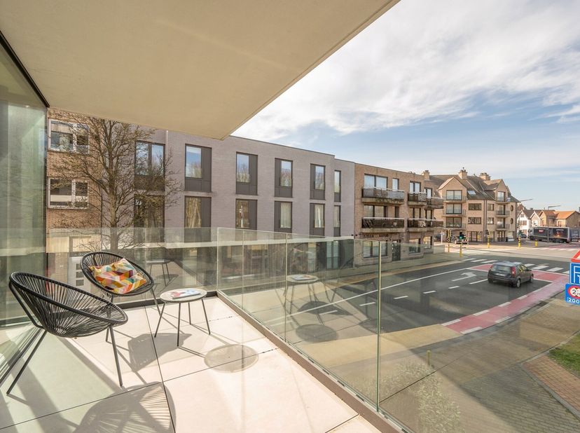 Nieuwbouwproject op een unieke hoekligging op 150m wandelafstand van de Zeedijk van Heist voorzien van ruime zonnige terrassen.  Voorzien van een open