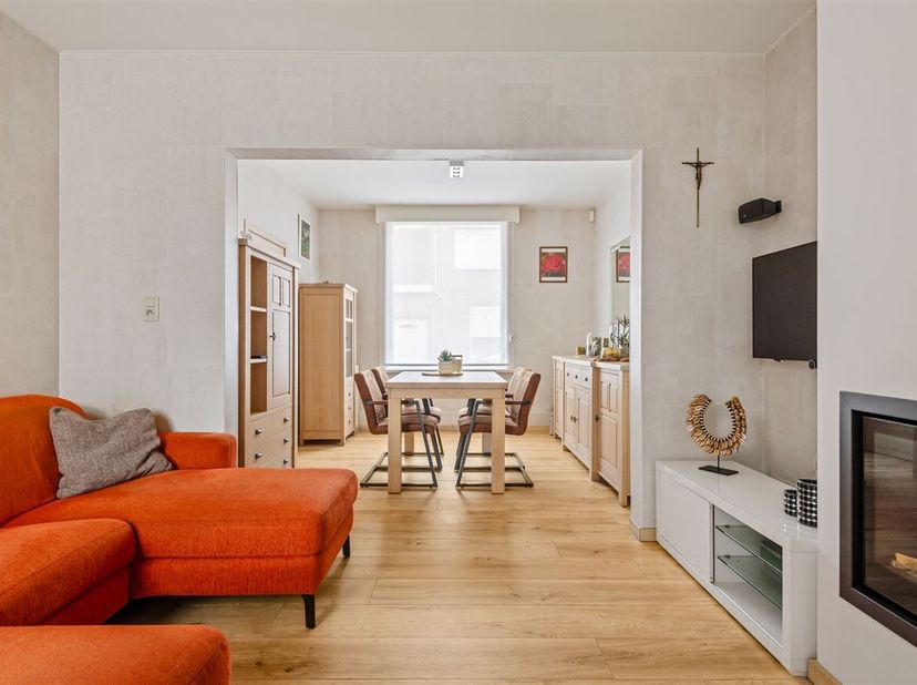 Gelegen in een rustige omgeving, biedt deze woning de ideale balans tussen natuur en wooncomfort. Alle dagelijkse voorzieningen, zoals een supermarkt,