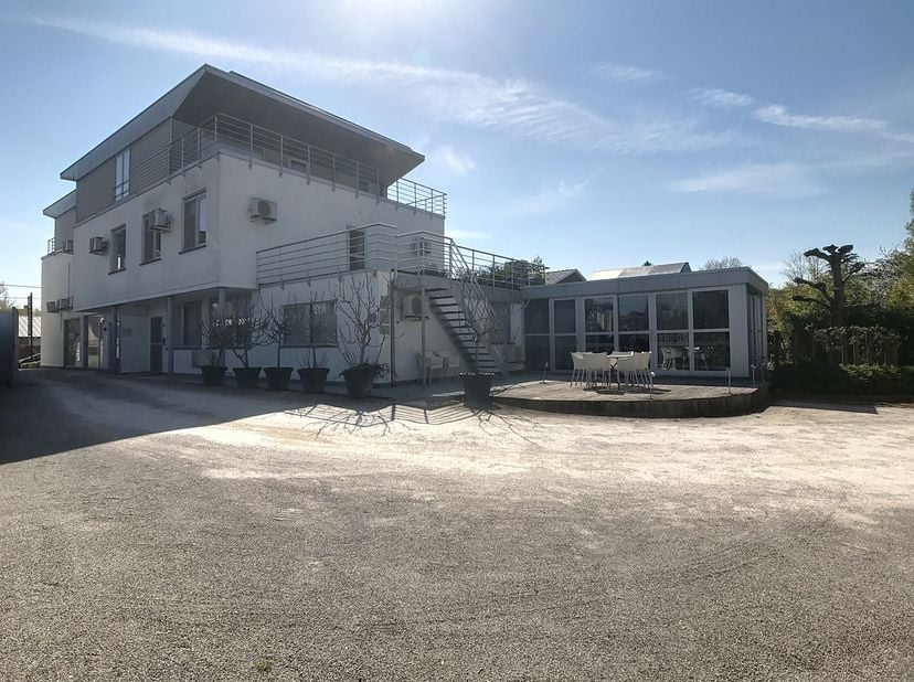 Business hotel op centrale ligging in Roeselare-Rumbeke.&lt;br /&gt;
Grondoppervlakte: ca. 1.462m²&lt;br /&gt;
Omvat:&lt;br /&gt;
Hoofdgebouw:&lt;br /&gt;
-Inkomhal met ontva