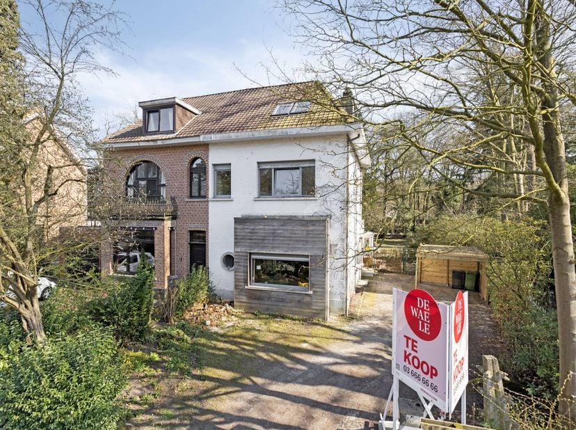 Dit unieke vastgoed, een huis te koop op de grens tussen Kalmthout en Kapellen, biedt een fantastische kans voor wie op zoek is naar een karaktervolle