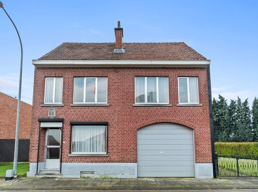 Immo3000 verkoopt een goed gelegen te renoveren woning in een rustige woonwijk in Kumtich. Gelegen op een ruim perceel van meer dan 2000 m2.&lt;br /&gt;
De