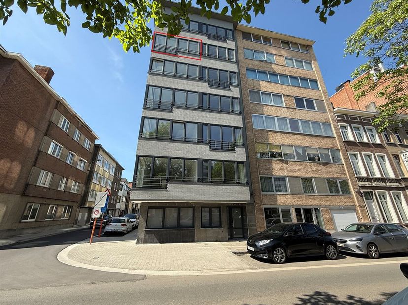 Ligging: Gelegen aan de Koningin Astridlaan, bevindt dit appartement zich op een centrale en gegeerde locatie, op wandelafstand van winkels, openbaar