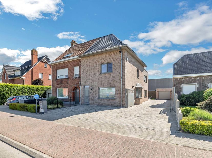 Op zoek naar een stijlvolle woning die ruimte, comfort en een prachtige ligging combineert? Deze charmante, recent gerenoveerde woning nabij centrum W