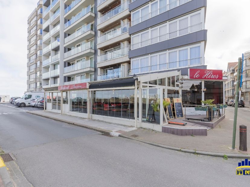 Op zoek naar een bloeiende horecazaak op een toplocatie? Le Héros, een gevestigde naam in Knokke-Heist met een trouwe klantenkring, is beschikbaar voo