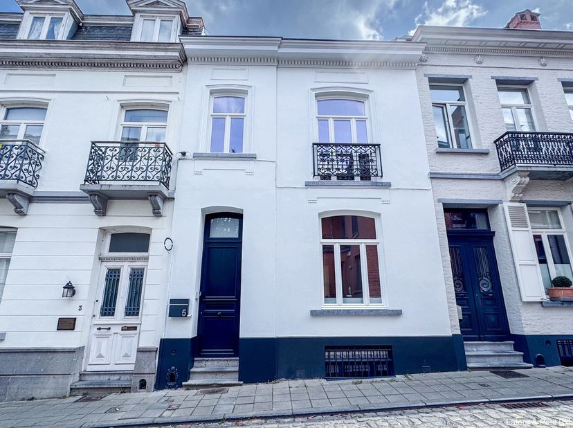 WATERMAEL-BOITSFORT, Idéalement situé entre les Arcades et la Place Keym, proche des commerces et transport, magnifique MAISON (4ch/2sdd) entièrement