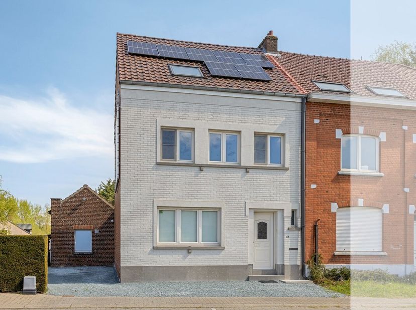 Goed gelegen en knap gerenoveerde woning met aangename tuin.&lt;br /&gt;
Indeling: kelderverdiep: provisiekelder en berging; gelijkvloers: inkomhal, ruime w