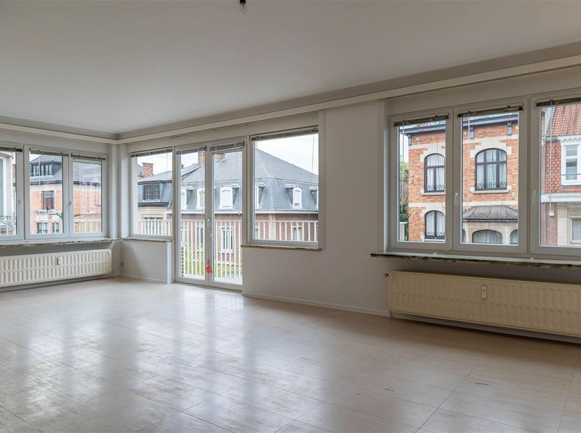 Property One, votre partenaire immobilier à Uccle, vous propose ce superbe appartement rénové de 112 m² situé dans une petite copropriété calme et bie