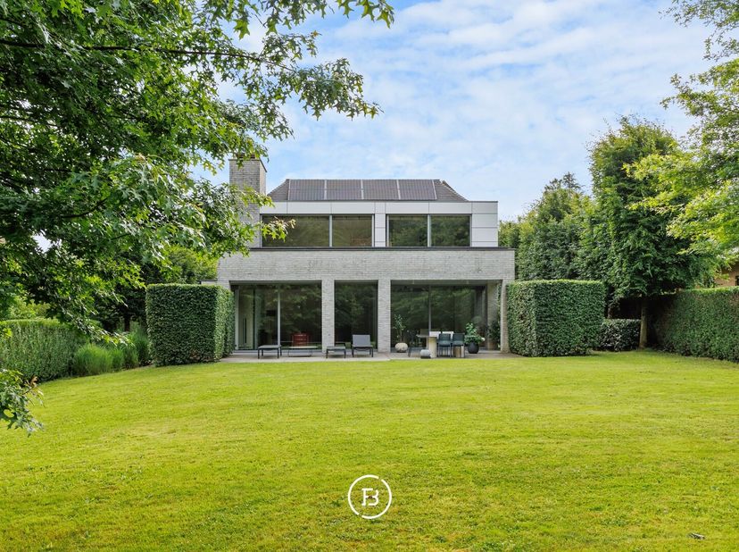 Gelegen in het prestigieuze domein van Bouchout vinden we deze villa terug ontworpen door gerenommeerd architect Marc Corbiau. Deze villa is gelegen o