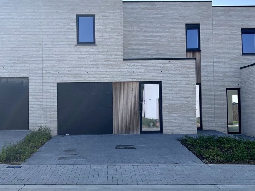 Nieuwbouwwoning in Koolskamp!Deze nieuwbouwwoning is gelegen in Koolskamp.We komen binnen in de inkomhal wat voorzien is van een trap naar boven en ee